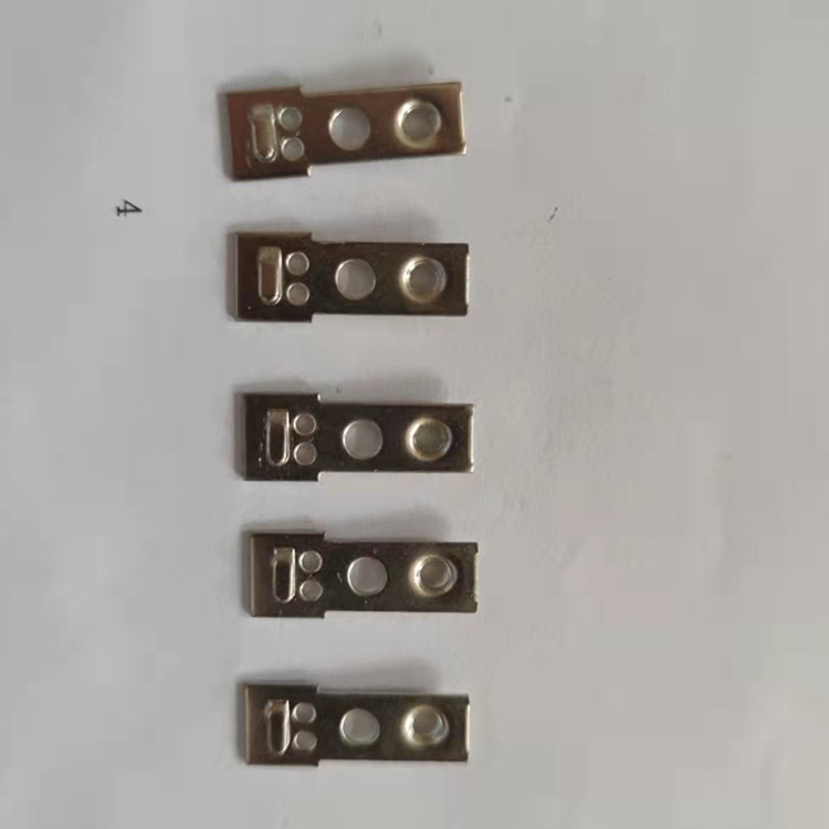 五金沖壓件廠里普通沖孔?？蓻_裁的小孔徑 